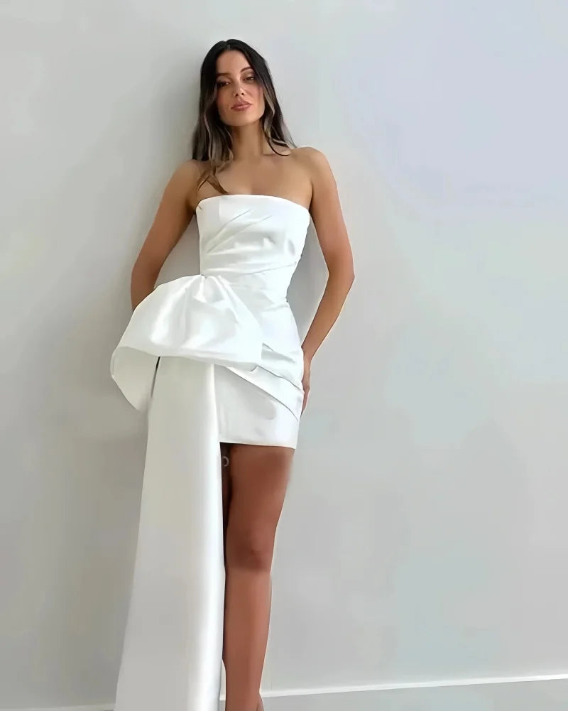 Make a bold and stylish entrance in this elegant satin homecoming dress, designed to combine youthful charm with modern sophistication