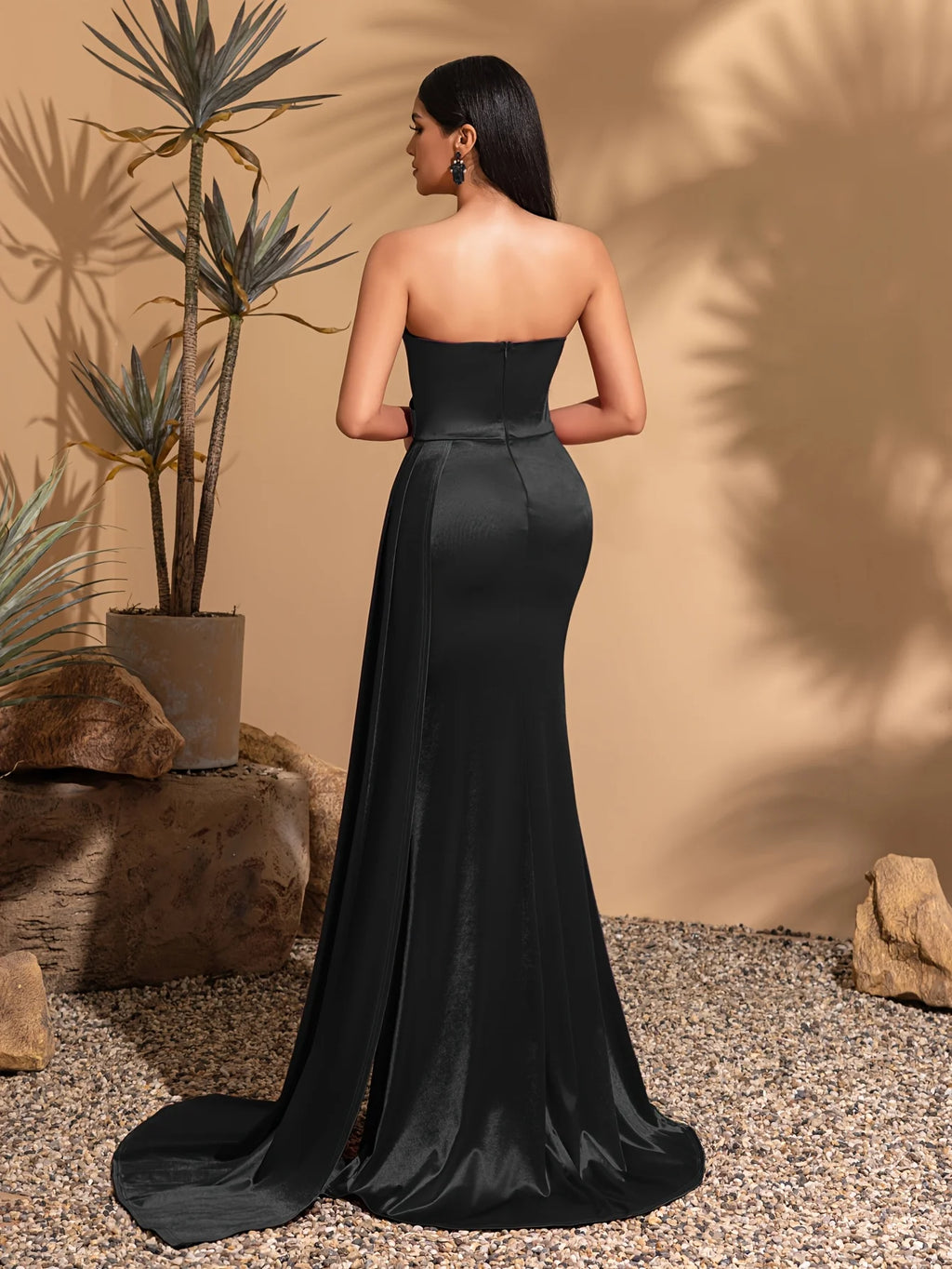 Elegant strapless neckline with timeless sophistication