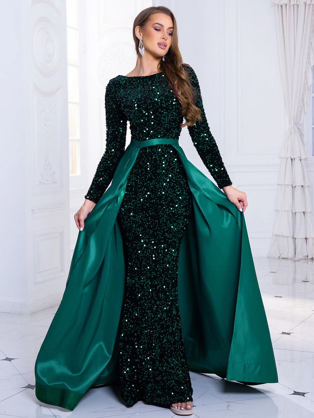 Make a breathtaking entrance in the elegant evening gowns from Romagic. Designed for modern sophistication