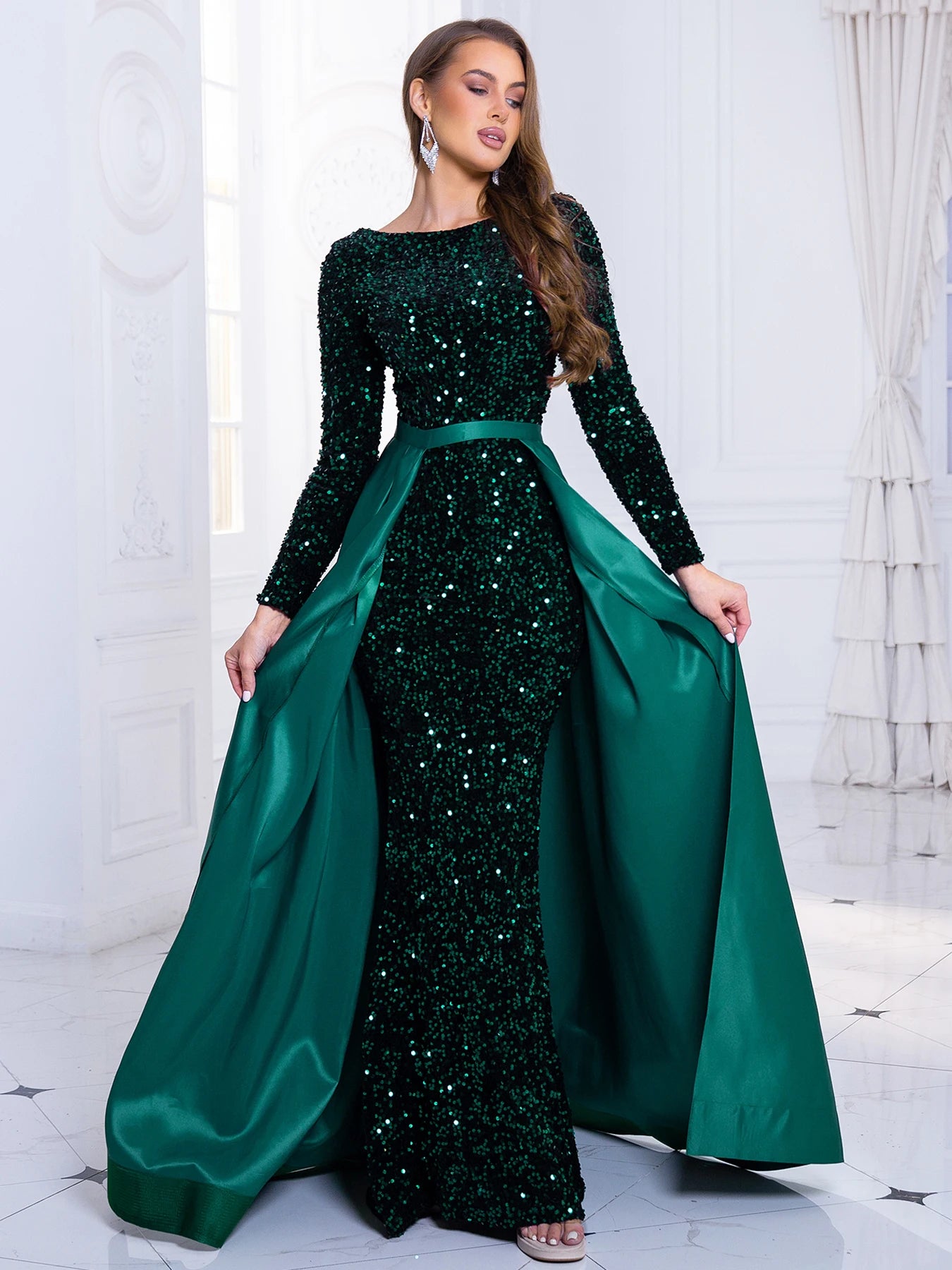 Make a breathtaking entrance in the elegant evening gowns from Romagic. Designed for modern sophistication
